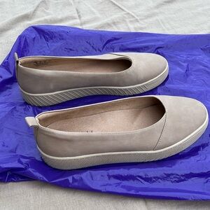 Ballet flats by Naturalizer in bone size 8.5W
